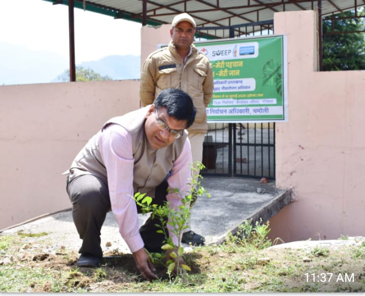 डीएम चमोली के निर्देशानुसार जिला निर्वाचन कार्यालय व ईवीएम वेयर हाउस परिसर में पौधरोपण किया गया