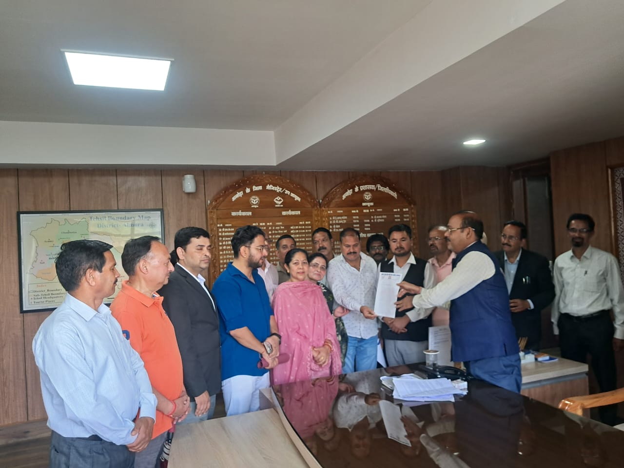 नगर निगम अल्मोड़ा की निष्क्रियता पर कांग्रेस का विरोध, सौंपा ज्ञापन