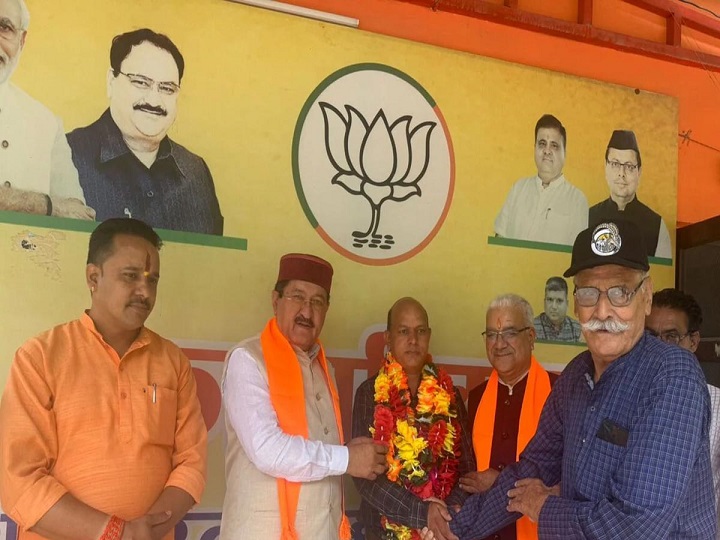 भाजपा को समर्थन देते हुए सुमाड़ी वार्ड से पूरण सिंह ने नामांकन वापस किया