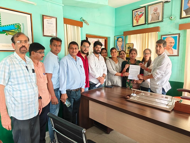 पार्षदों ने बोर्ड बैठकों की अनियमितता पर जताई नाराज़गी, मेयर को सौंपा ज्ञापन