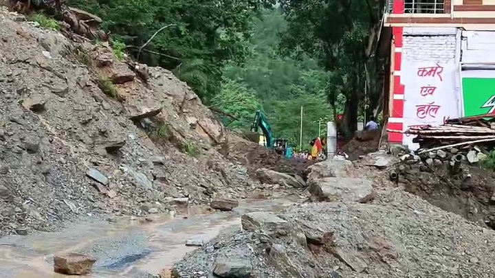 धरती खिसकी, श्रद्धालुओं की बढ़ी परेशानी