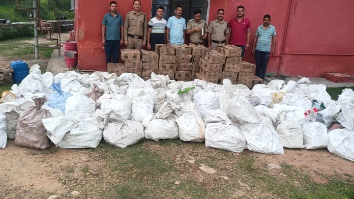 रानीखेत में पुलिस और फायर ब्रिगेड की मुस्तैदी से आग पर काबू, शराब तस्करी का हुआ पर्दाफाश