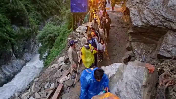 लगातार दो दिन से केदारनाथ मार्ग बंद, प्रशासन पर उठे सवाल