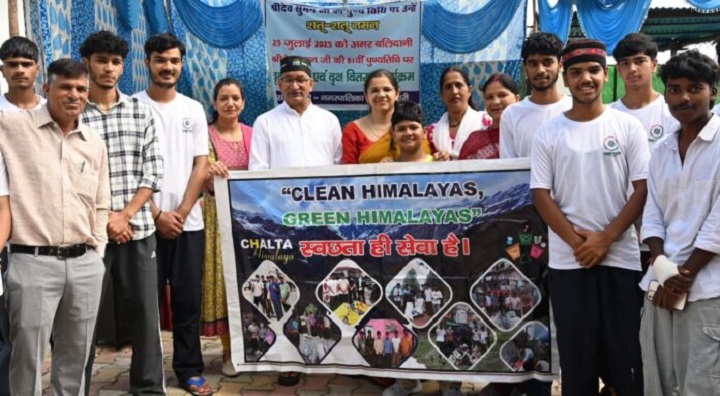 शहीद सुमन की स्मृति में स्कूली बच्चों ने निकाली रैली, लगाया जीवनदायिनी पौधे