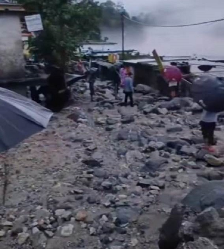 सागवाड़ा गांव में दो लोगों के मलबे में दबे होने की सूचना