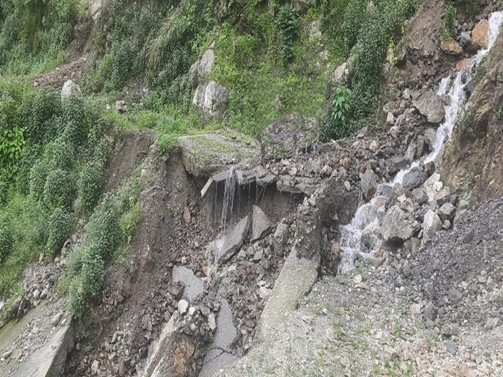 स्यालनी-जौरासी मोटरमार्ग अतिवृष्टि से क्षतिग्रस्त, ग्रामीणों की मुश्किलें बढ़ीं