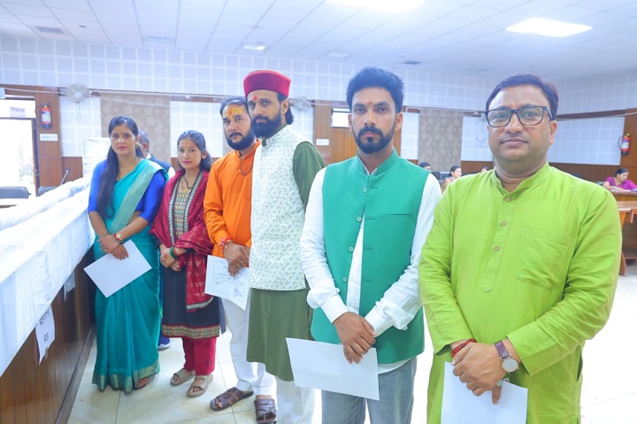 जिला पंचायत सभागार में हो रहा है मतदान