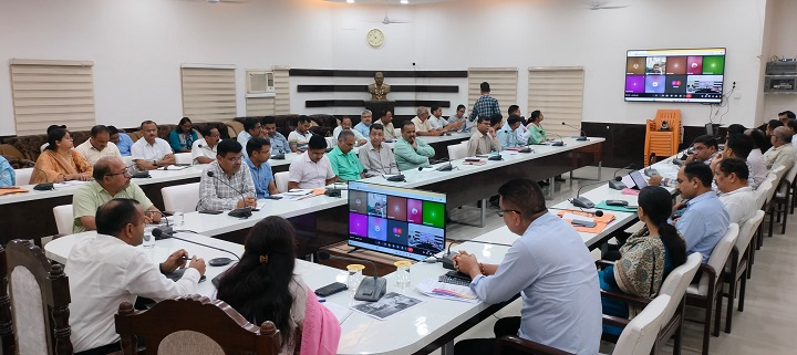 स्कूल, आंगनवाड़ी, पंचायत भवन क्षति पर तुरंत दें रिपोर्ट: डीएम
