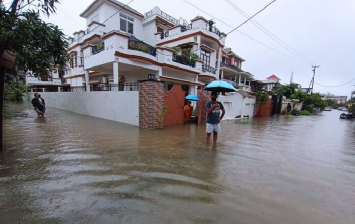 गंगा का रौद्र रूप, ऋषिकेश के कई घाट डूबे, आरती स्थल बदला गया
