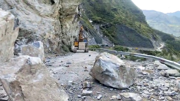 जोशीमठ और पीपलकोटी में यात्रियों को रोककर प्रशासन ने दिखाई सतर्कता