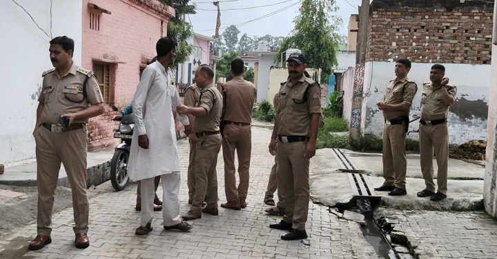 गोली चलने से मची अफरा-तफरी, बाप-बेटे गंभीर रूप से घायल
