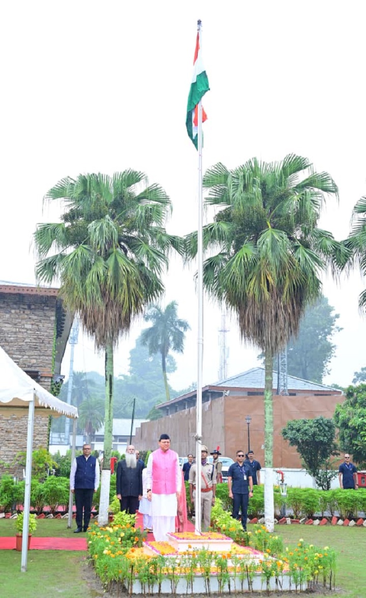 देश की आज़ादी के महानायकों को किया गया नमन