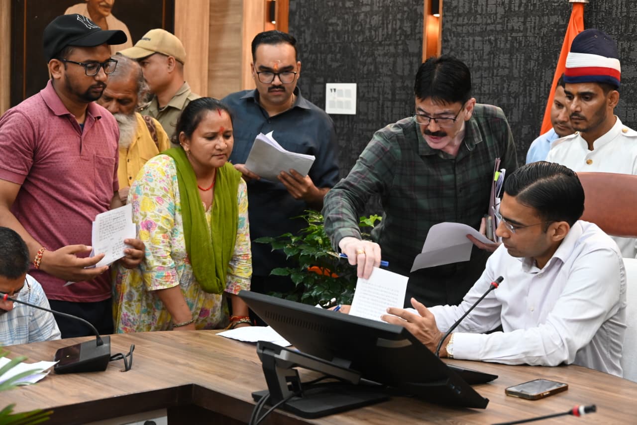 जनता दर्शन में उमड़ी भीड़, 150 से अधिक शिकायतें दर्ज