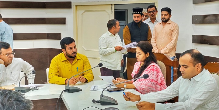 डीएम ने अधिकारियों को समयबद्ध कार्रवाई के दिए निर्देश