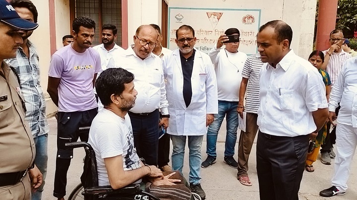 जिलाधिकारी ने उप जिला मेला चिकित्सालय का किया औचक निरीक्षण
