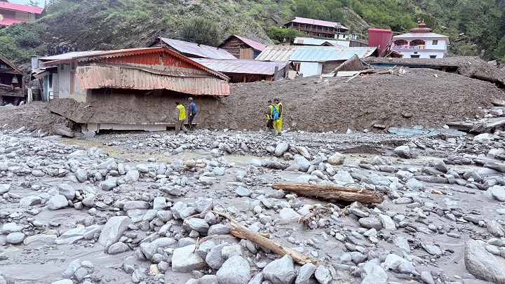 धराली आपदा: हेलीकॉप्टर से प्रभावितों को जॉलीग्रांट और मातली कैंप शिफ्ट किया गया