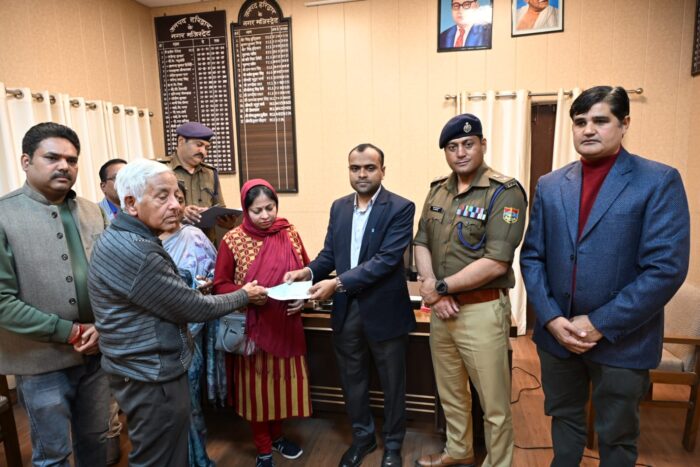 जिलाधिकारी-व-एसएसपी-ने-किए-मृतक-पत्रकार-आश्रितों-को-आर्थिक.jpg